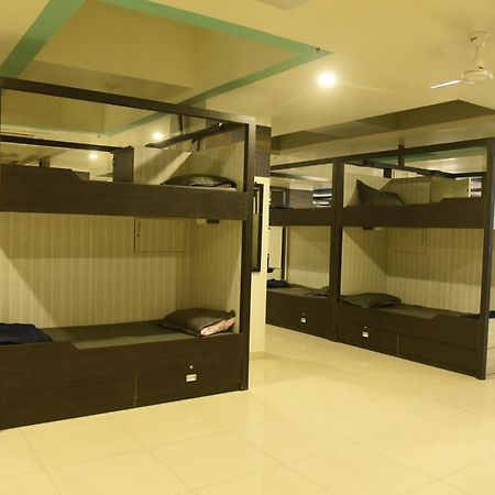 In & Out Dormitory Ahmedabad Exteriör bild