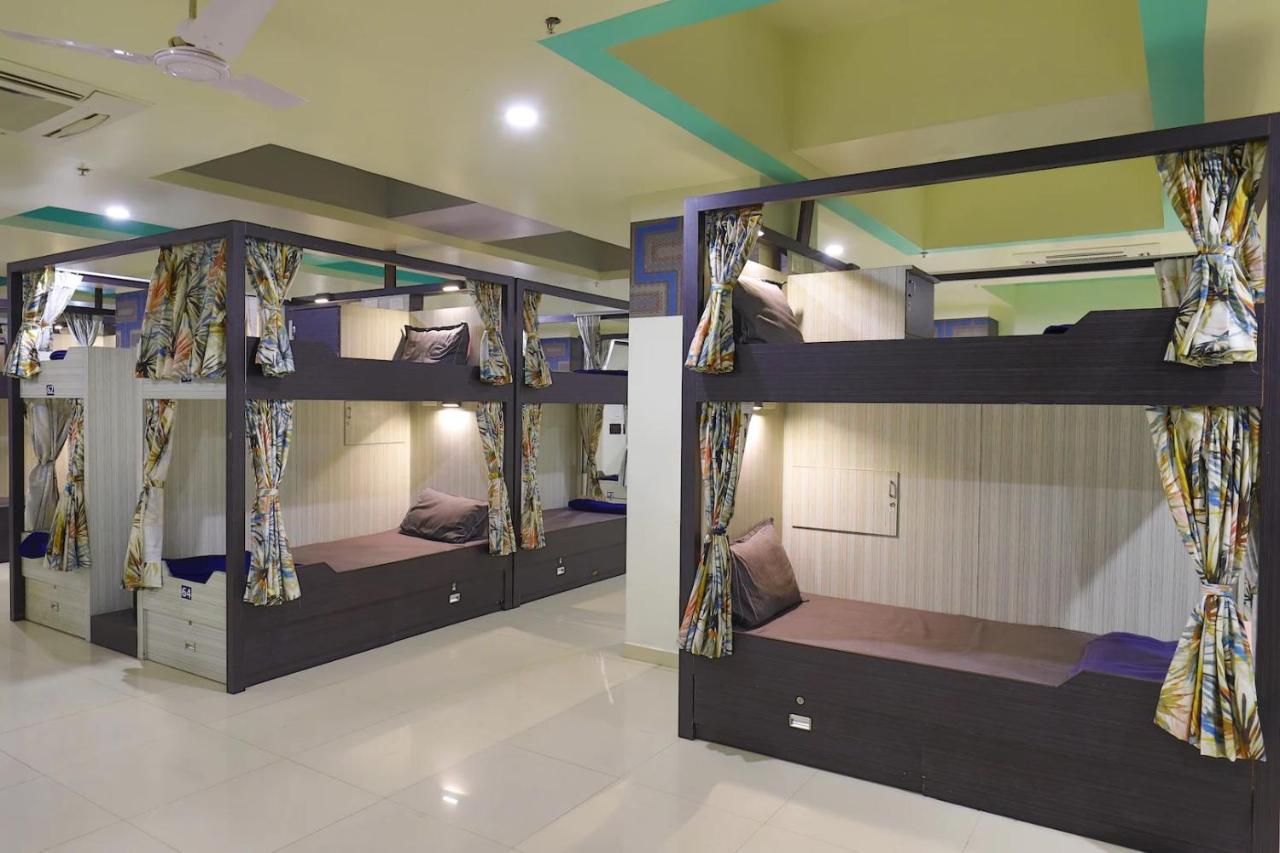 In & Out Dormitory Ahmedabad Exteriör bild