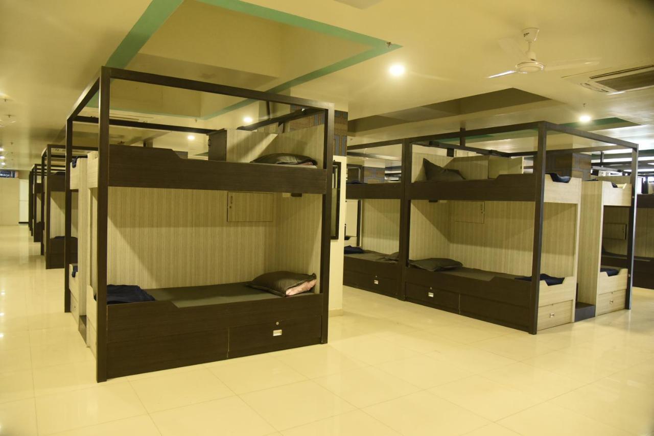 In & Out Dormitory Ahmedabad Exteriör bild