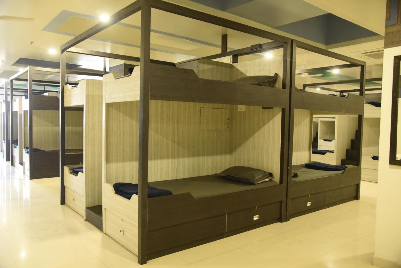 In & Out Dormitory Ahmedabad Exteriör bild
