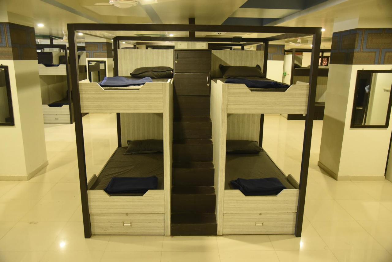 In & Out Dormitory Ahmedabad Exteriör bild