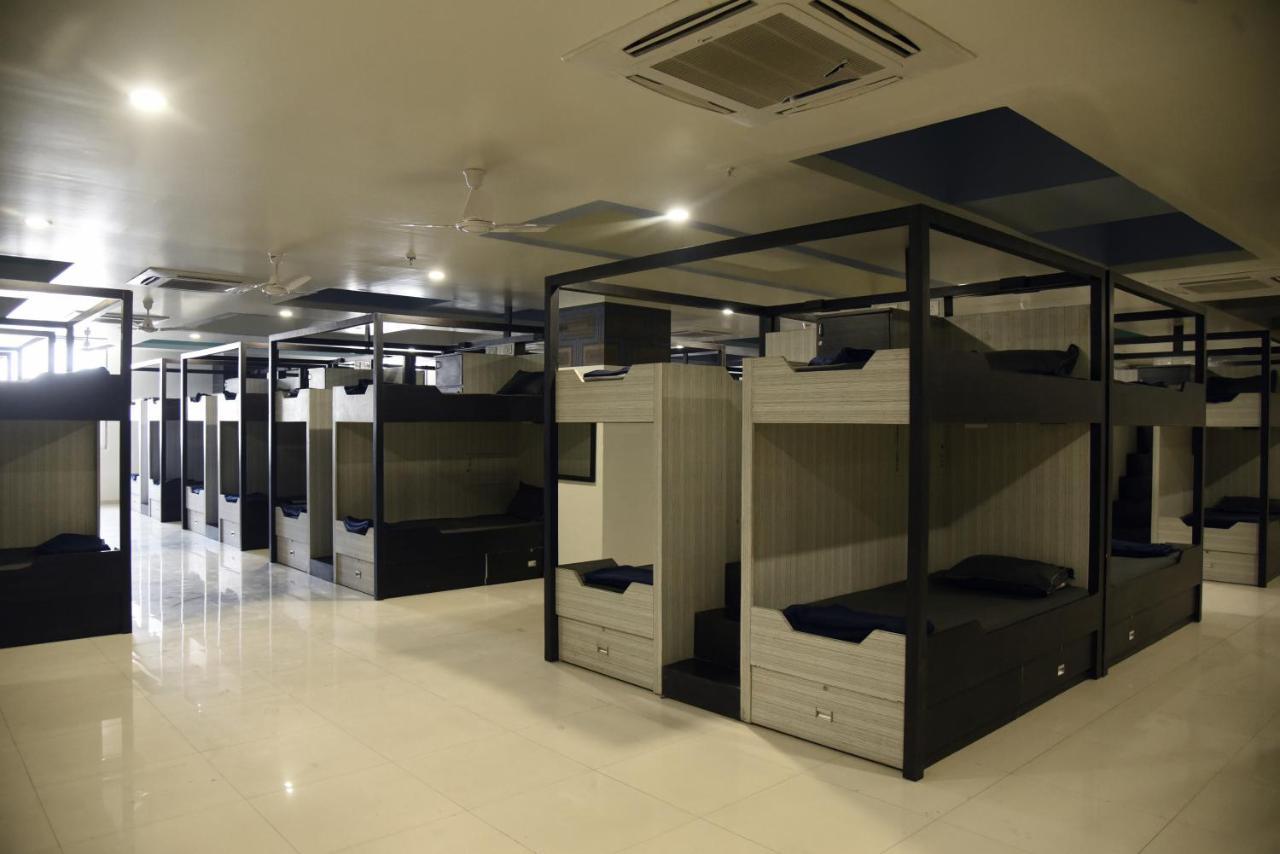 In & Out Dormitory Ahmedabad Exteriör bild