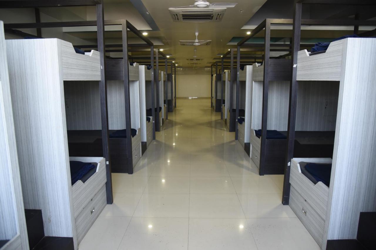 In & Out Dormitory Ahmedabad Exteriör bild