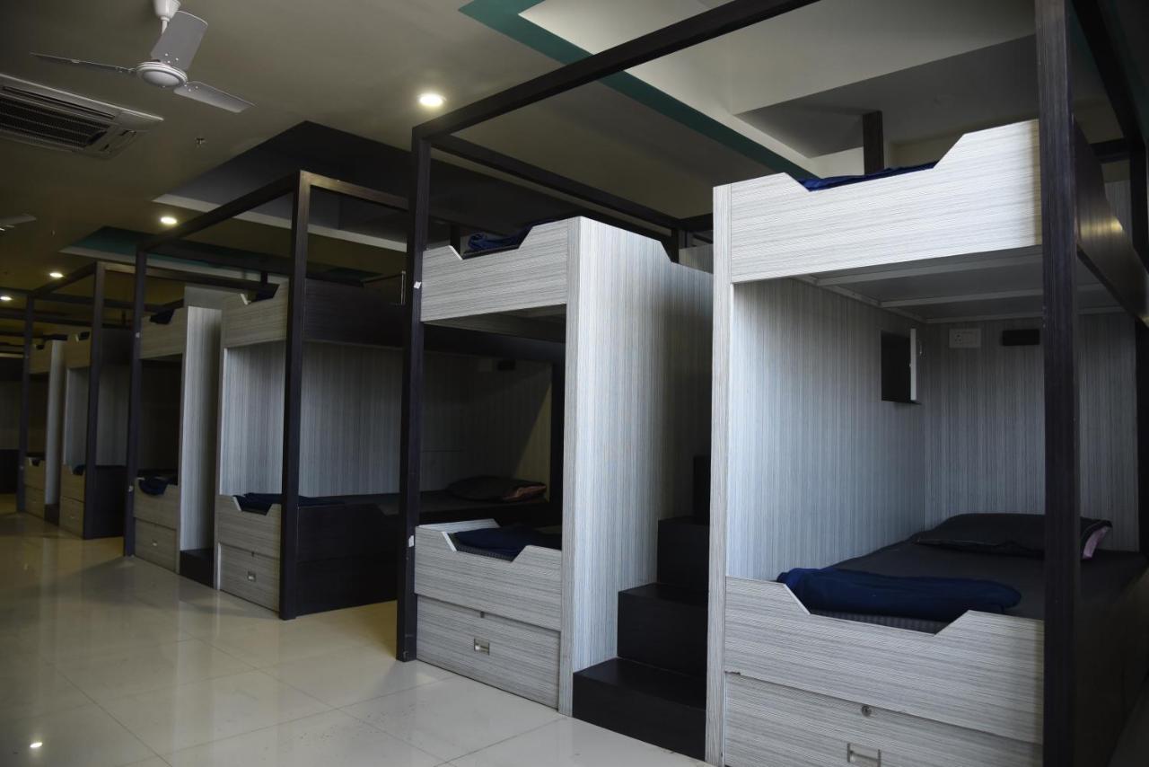 In & Out Dormitory Ahmedabad Exteriör bild