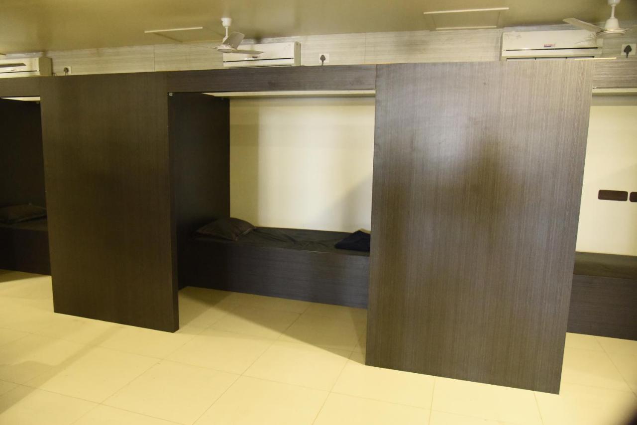 In & Out Dormitory Ahmedabad Exteriör bild
