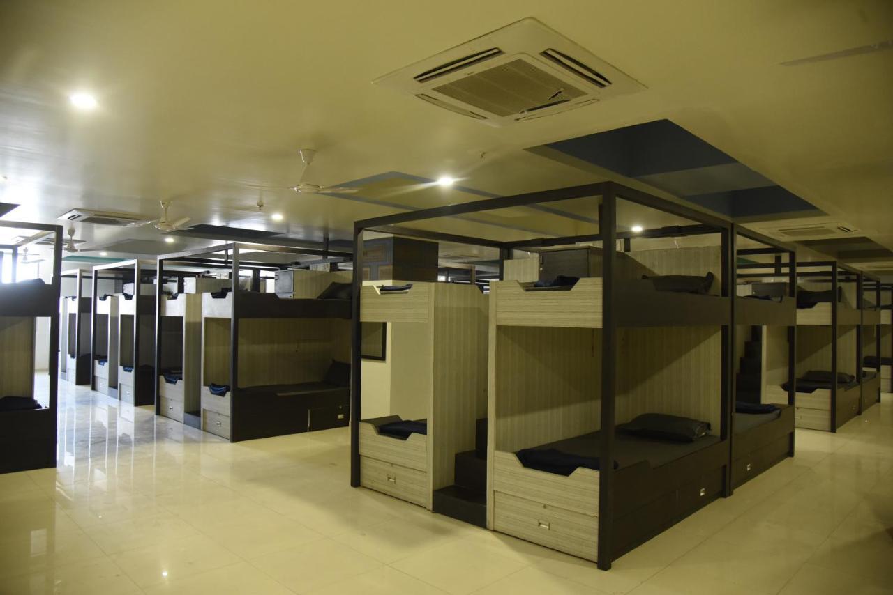 In & Out Dormitory Ahmedabad Exteriör bild