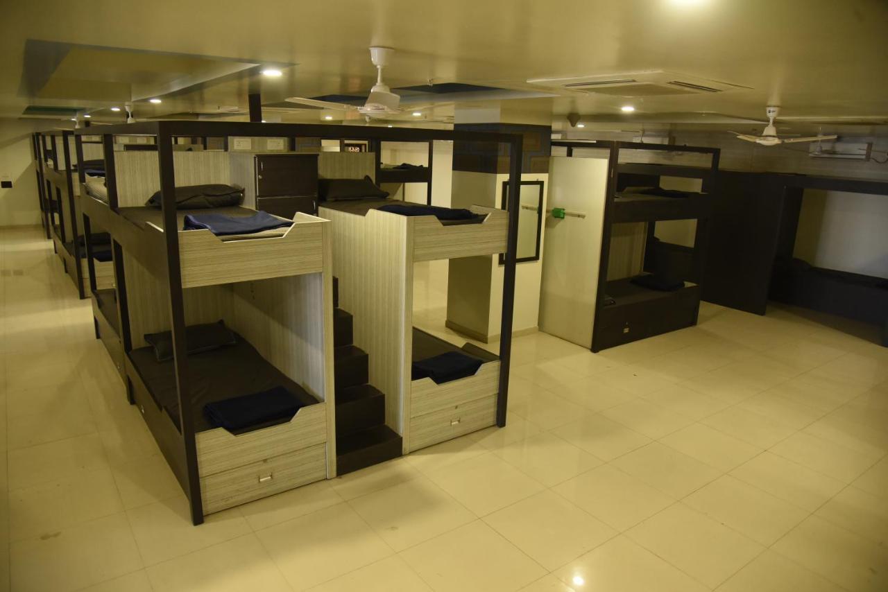 In & Out Dormitory Ahmedabad Exteriör bild