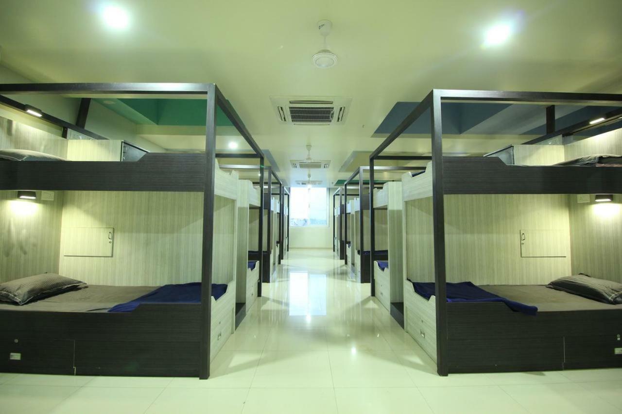 In & Out Dormitory Ahmedabad Exteriör bild