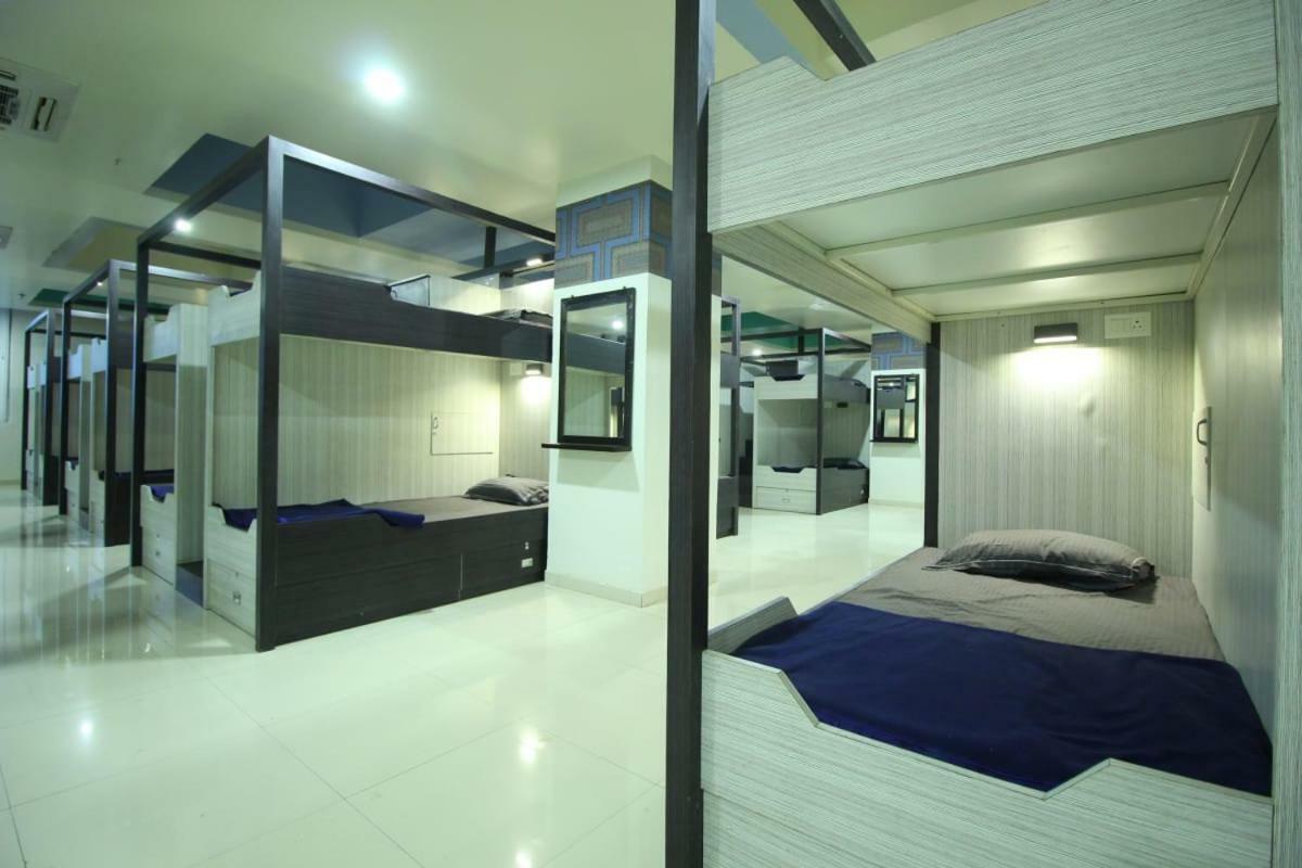 In & Out Dormitory Ahmedabad Exteriör bild
